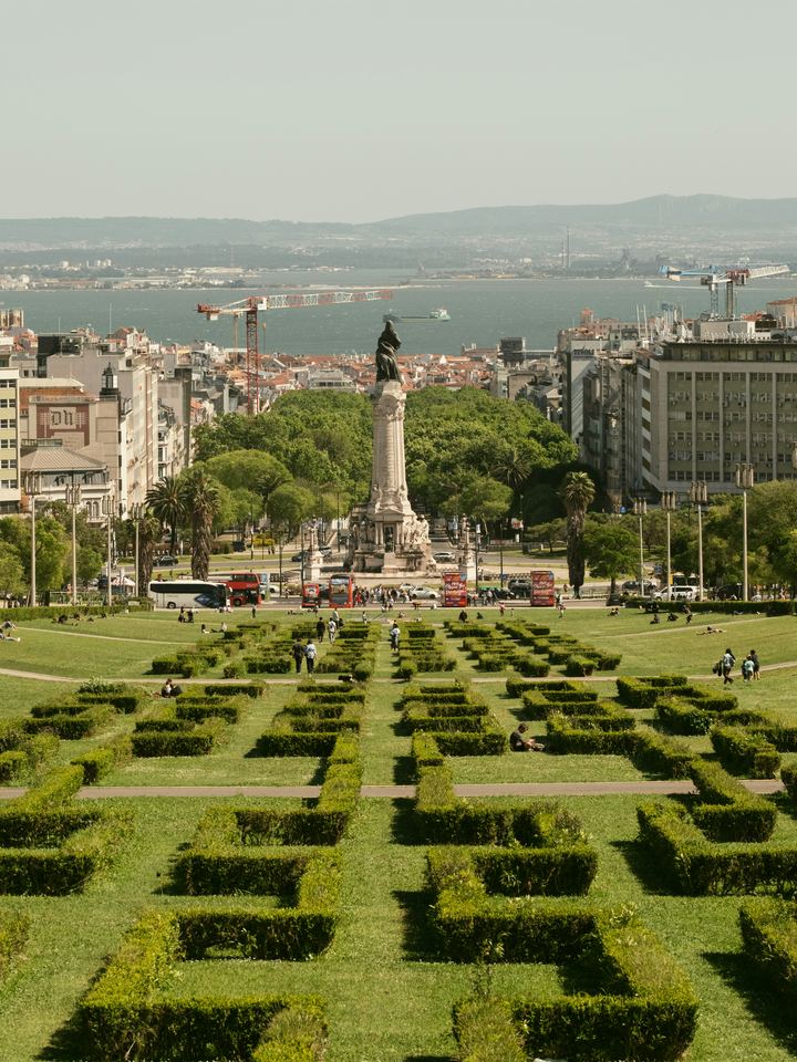 Vista de Lisboa a partir do Parque Eduardo VII, com o Marquês de Pombal e o Tejo
