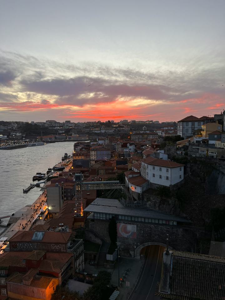 Porto ao pôr do sol, telhados do centro histórico